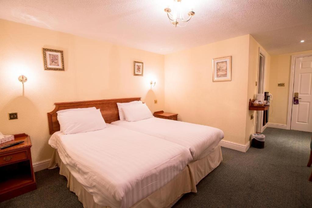 Harefield Manor Hotel Romford Buitenkant foto