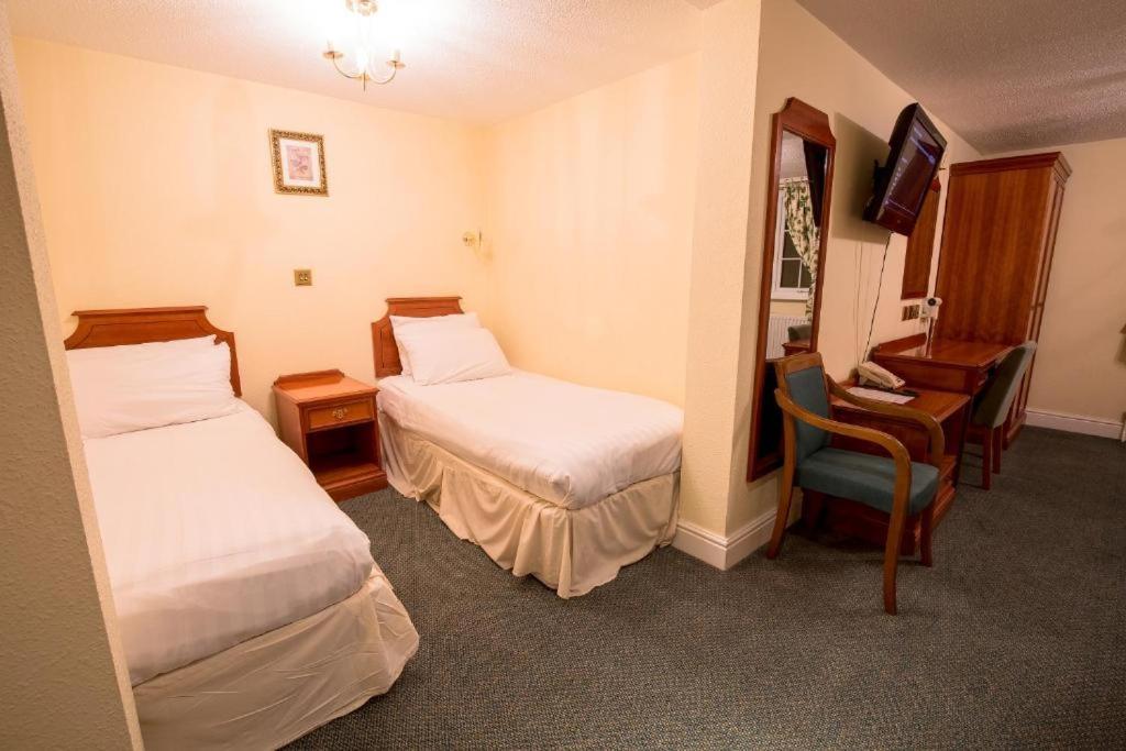 Harefield Manor Hotel Romford Buitenkant foto