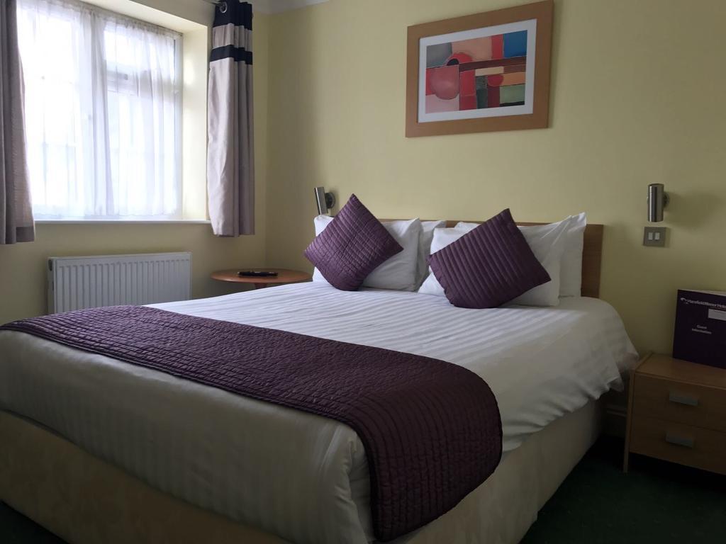 Harefield Manor Hotel Romford Buitenkant foto