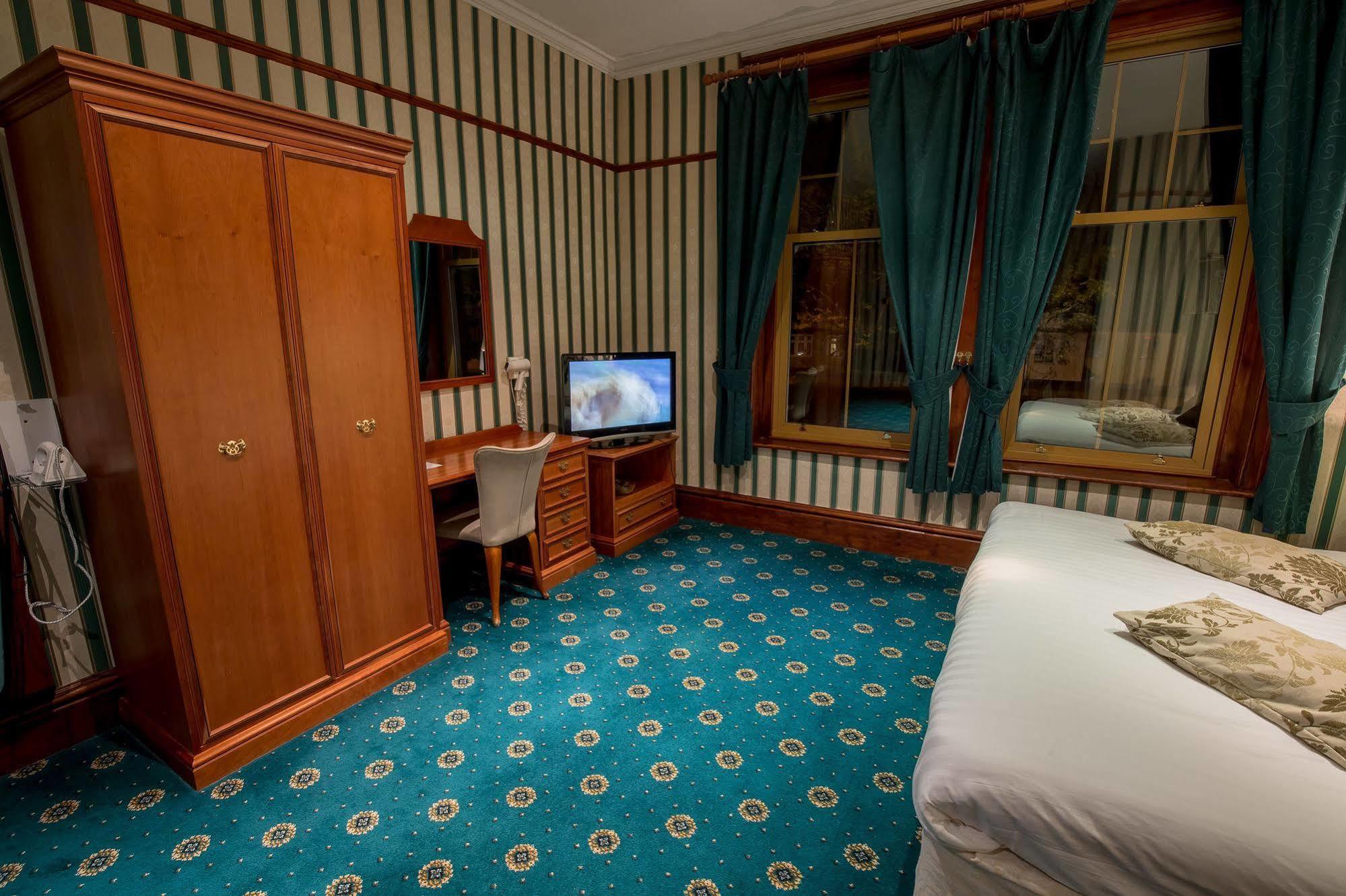 Harefield Manor Hotel Romford Buitenkant foto